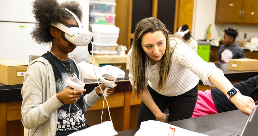 Dr. Anahit Hovhannisyan demonstrates how to use Virtual Reality, VR to Middle School Students.
