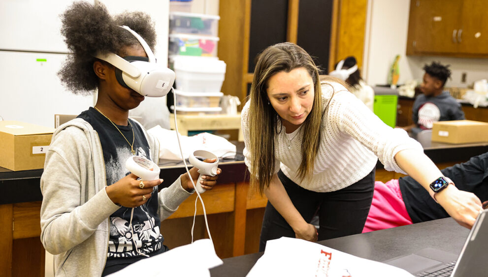 Dr. Anahit Hovhannisyan demonstrates how to use Virtual Reality, VR to Middle School Students.