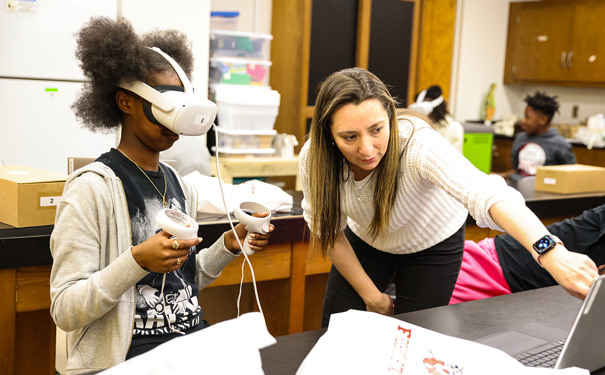 Dr. Anahit Hovhannisyan demonstrates how to use Virtual Reality, VR to Middle School Students.